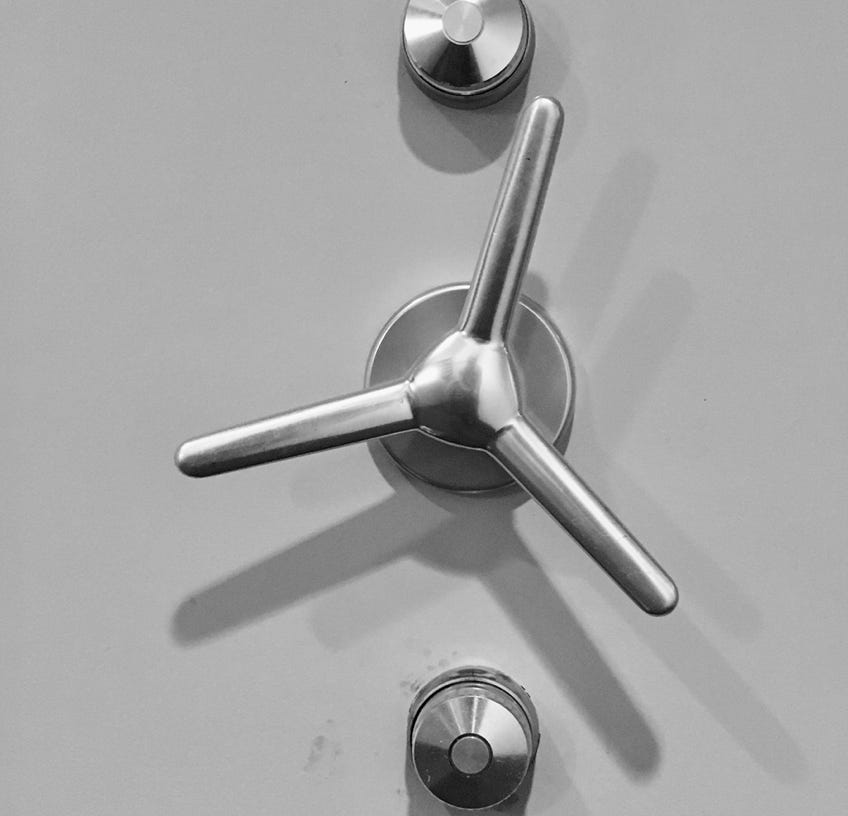 Riegelwerksgriff und Kromer Verschlusssystem an einer Heerum Wertraumt&uuml;r