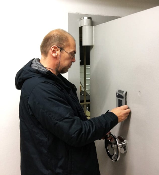 Herr K&auml;stner konfiguriert ein Hochsicherheitsschloss