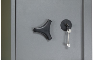 Wertschutzschr&auml;nke der Typenreihe AG zeichnen sich durch ihre schlanke Bauweise aus. Durch die platzsparende Wandkonstruktion ist bei einer Au&szlig;enbreite von nur 450 mm eine optimale Nutzung f&uuml;r 5 Ordner nebeneinander gegeben